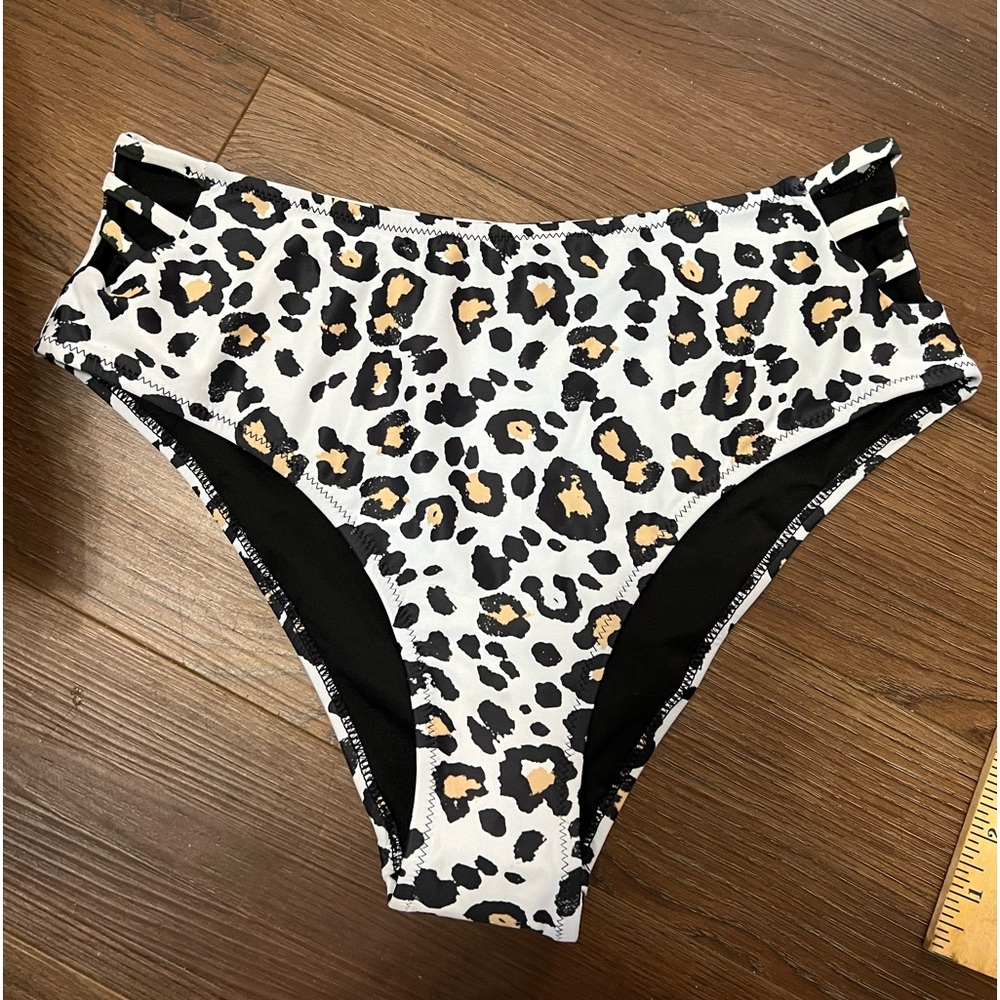 NWOT Leopard Print High-Waisted Bikini Bottoms Large Has hygienic Liner cut outs
